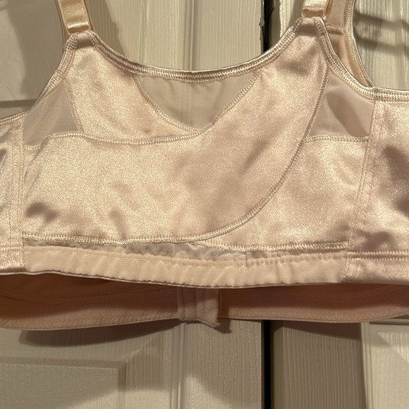 Playtex 36D 18 Hour Front Closure Bra - 6 Hook, Extra Back Support & Side Seams - Picture 5 of 8